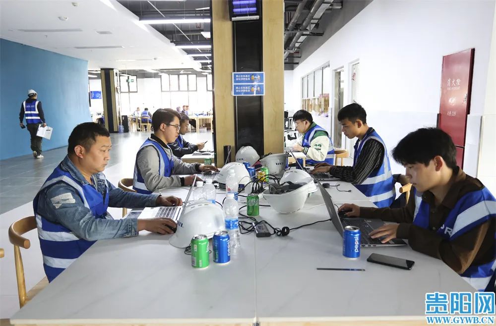 10月19日,记者在位于贵安新区的宁德时代贵州新能源动力及储能电池生产制造基地项目看到,现代化的园区干净整洁,变电站、食堂等配套设施已投入使用,工人正加紧对办公楼、厂房局部、围栏等进行施工收尾,员工们在办公区忙碌为投产作最后的冲刺。贵阳日报融媒体记者 石照昌 摄 (3)